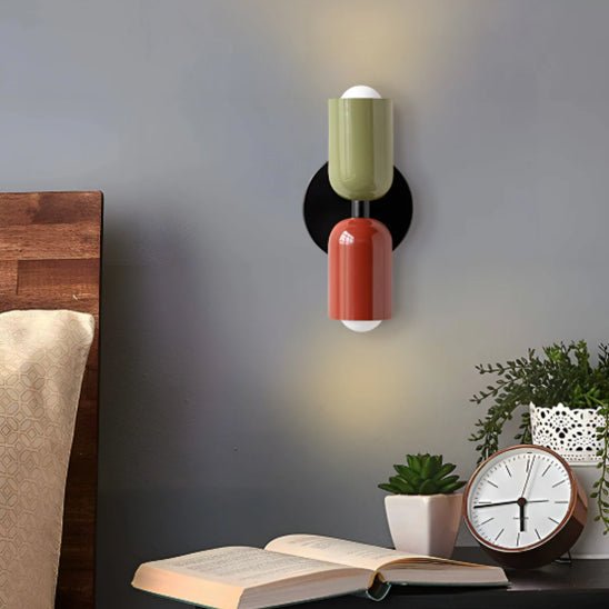applique murale chambre verte rouge livre reveil plantes