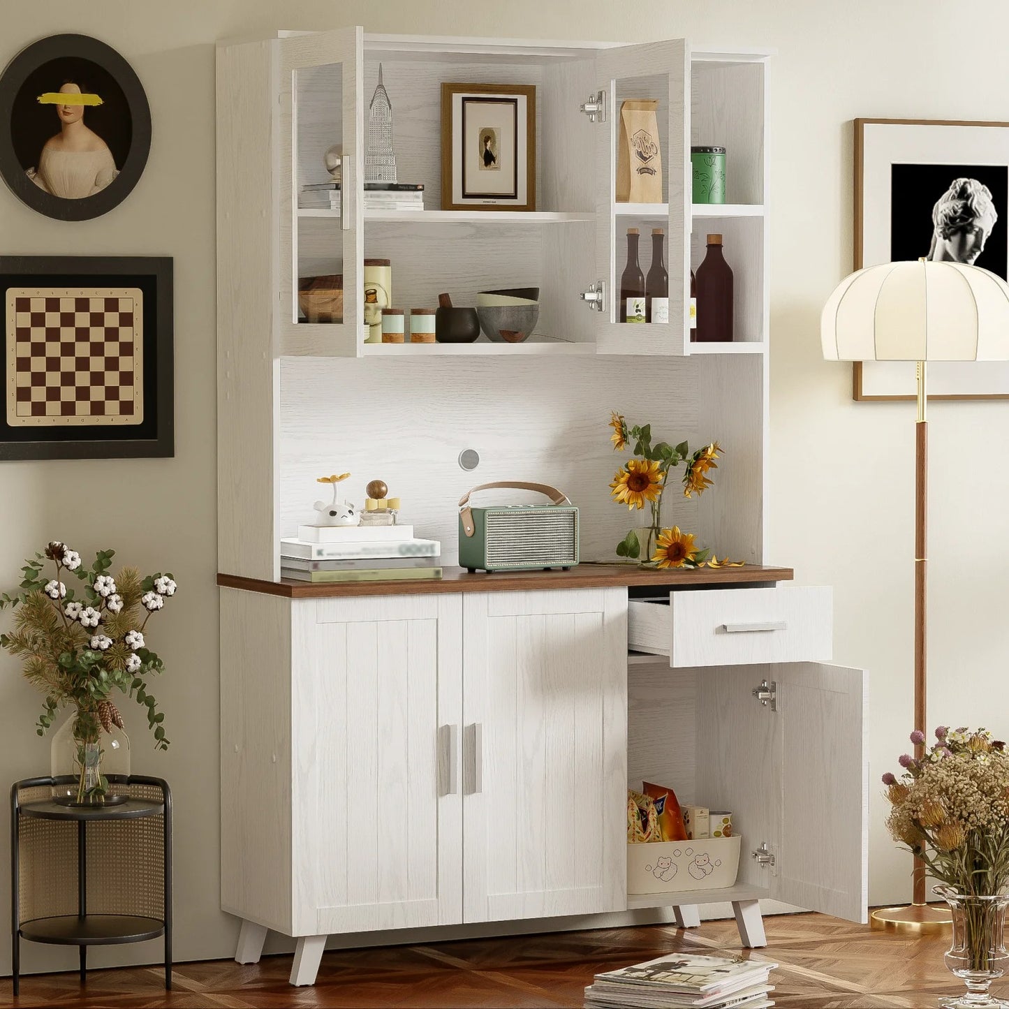 armoire de cuisine blanche avec tablette coulissante et niches