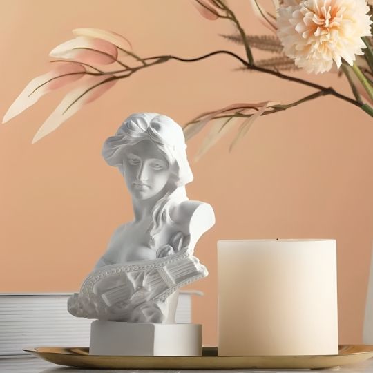 buste femme blanc sculpture avec bougie et fleurs