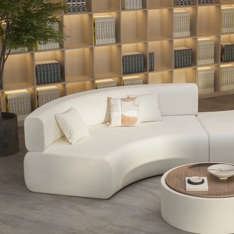 canape courbe blanc avec accoudoirs et coussins