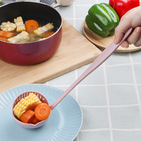 louche de cuisine servant legumes chauds