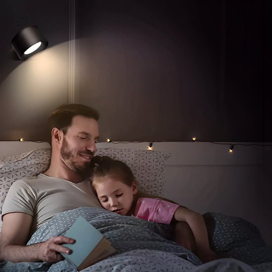 papa lisant histoire lit fille applique murale chambre noire