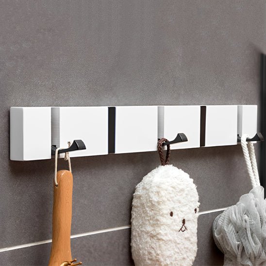 porte manteau blanc crochets noirs brosse jouet peluche gris