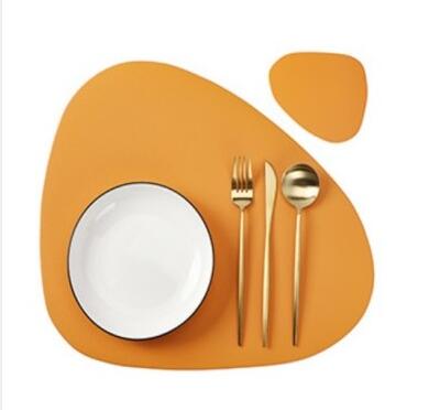 set de table orange assiette blanche fourchette couteau or