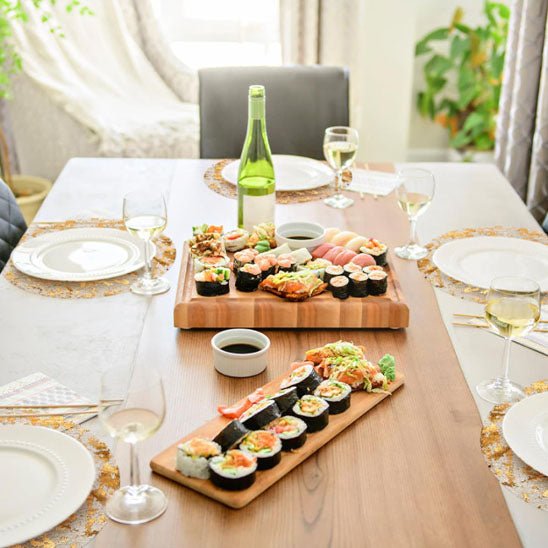 set de table rond table bois plateaux sushi vin blanc
