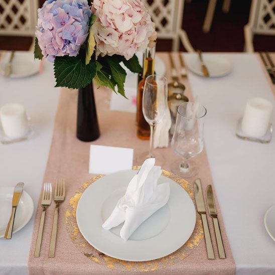 set de table rond table elegante assiette blanche fleurs hortensia serviette pliee