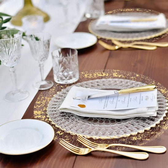 set de table rond table elegante assiette transparente menu verres cristal couverts dores