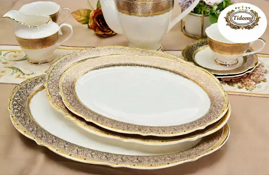 vaisselle plats ovales dores empils avec theiere et tasses