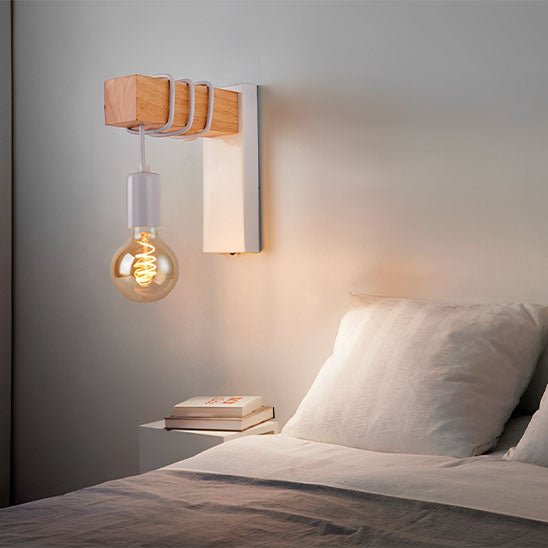 applique murale bois et blanc au dessus lit