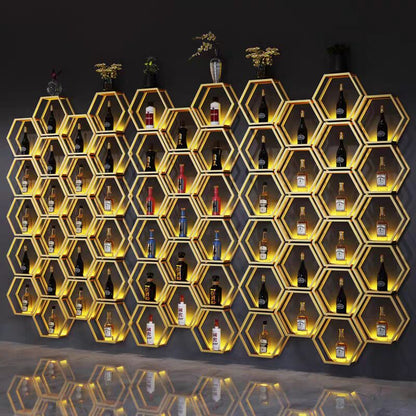 armoire a vin murale hexagones nid d’abeilles retroeclaires dores