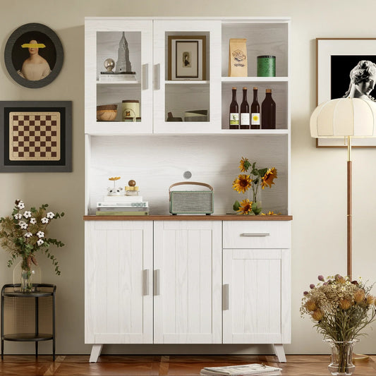 armoire de cuisine blanche avec etageres ouvertes et deco