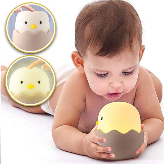 bebe jouant avec veilleuse bebe poussin jaune