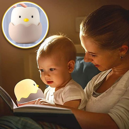 bebe lisant avec mere veilleuse bebe poussin jaune