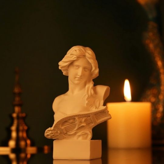 buste femme blanc sculpture avec bougie allumee