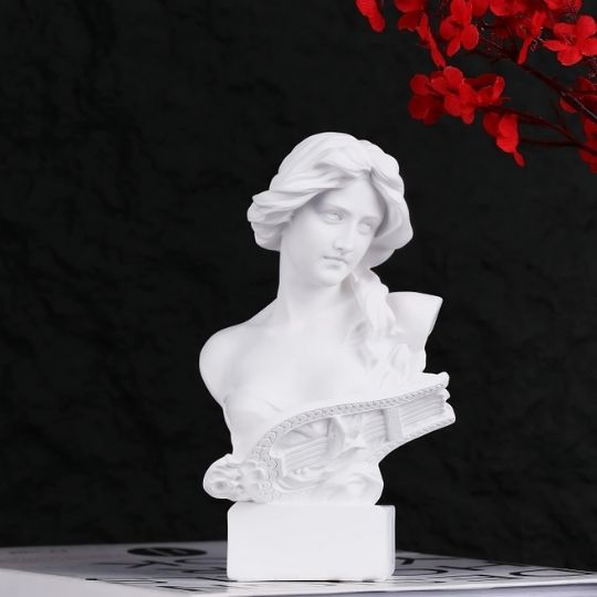 buste femme blanc sculpture avec fleurs rouges