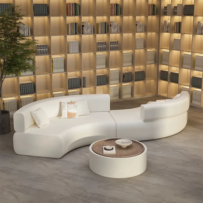 canape courbe blanc modulaire devant bibliotheque eclairee