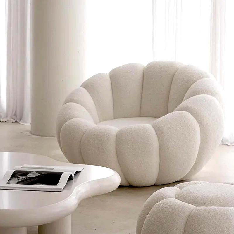 chaise de salon arrondie blanche capitonnee style cocon moelleuse
