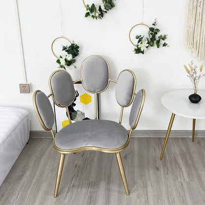 chaise de salon grise velours dossier pétales cadre dore