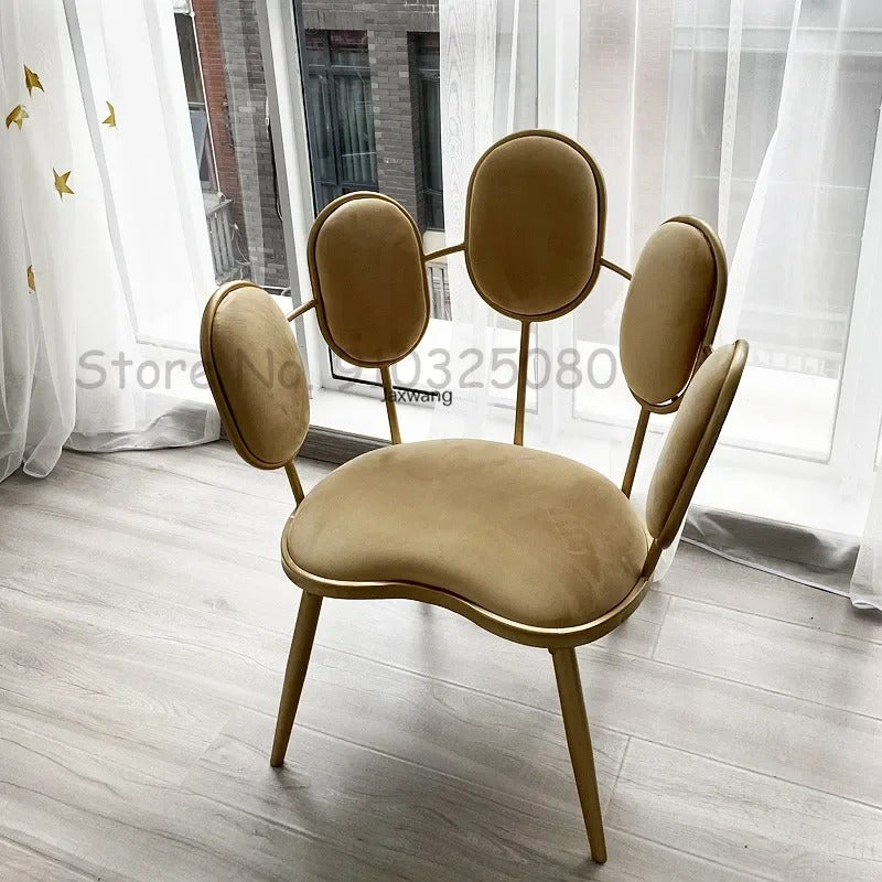 chaise de salon velours beige dossier pétales structure doree