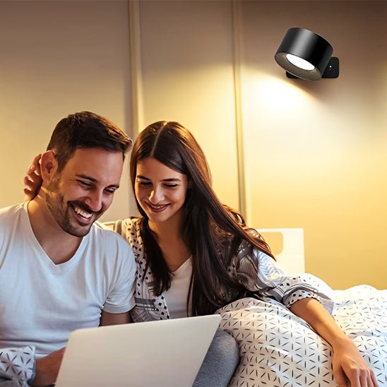 couple regardant ordinateur lit applique murale chambre noire