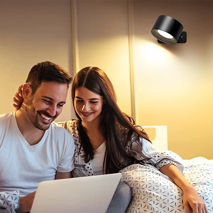 couple regardant ordinateur lit applique murale chambre noire