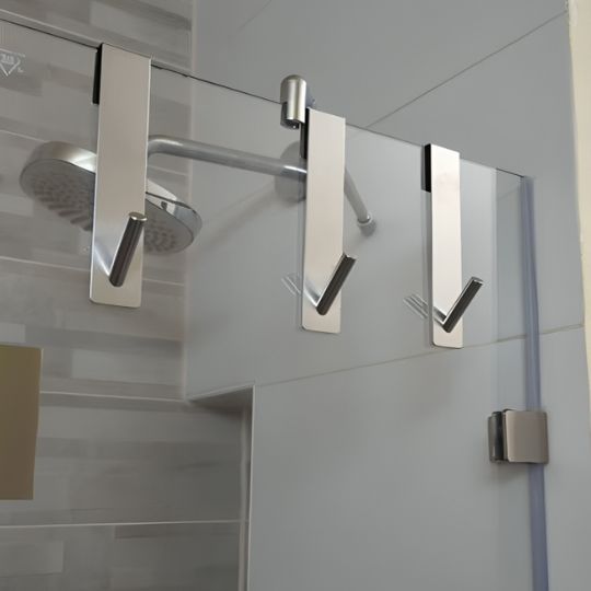 crochets inox sur porte douche en verre porte serviette salle de bain