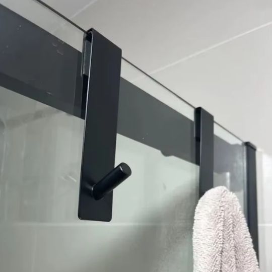 crochets noirs porte douche avec serviette porte serviette salle de bain