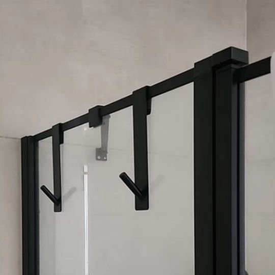 crochets noirs sur porte de douche en verre porte serviette salle de bain
