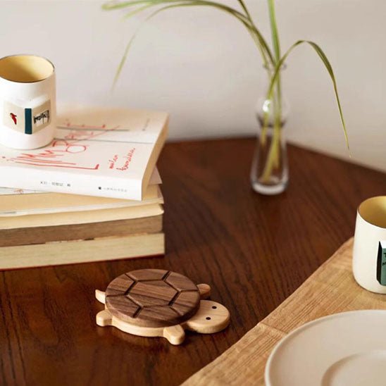dessous de verre tortue bois table livres tasse plante