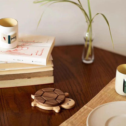dessous de verre tortue bois table livres tasse plante
