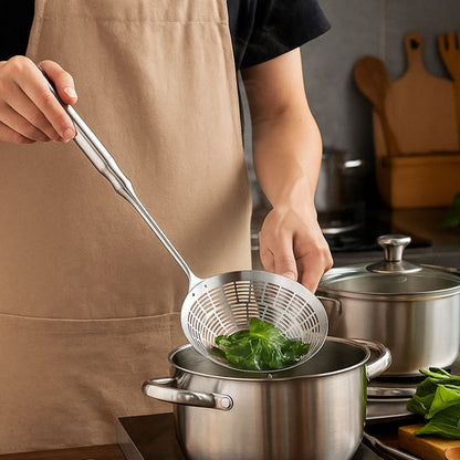 ecumoire inox cuisine avec legumes verts