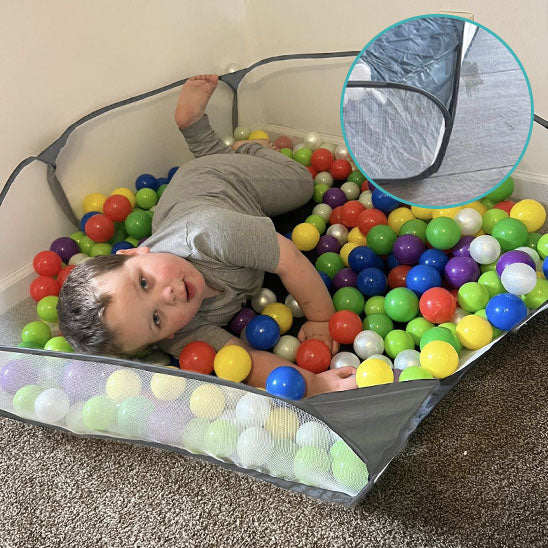 enfant parc a balles boules multicolores