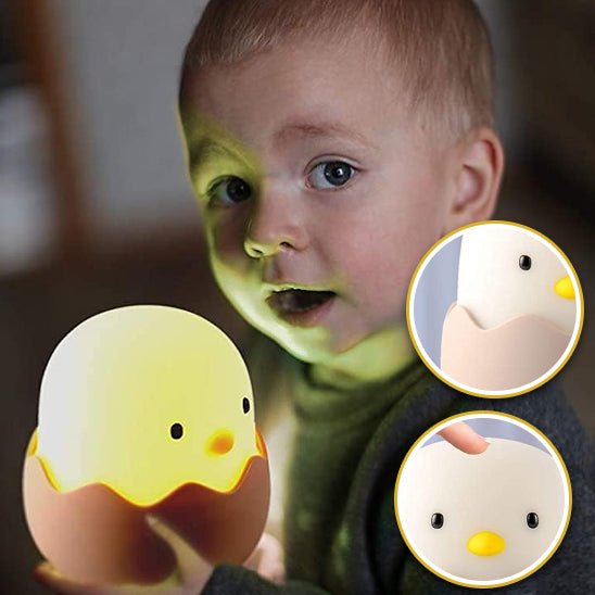 enfant tenant veilleuse bebe poussin jaune