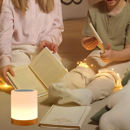 enfants lisant avec lampe de chevet en bois