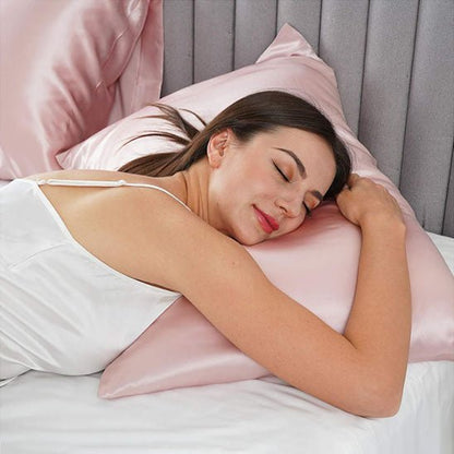 femme dormant taie oreiller satin rose
