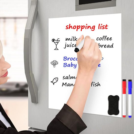 femme ecrit liste courses tableau magnetique blanc frigo