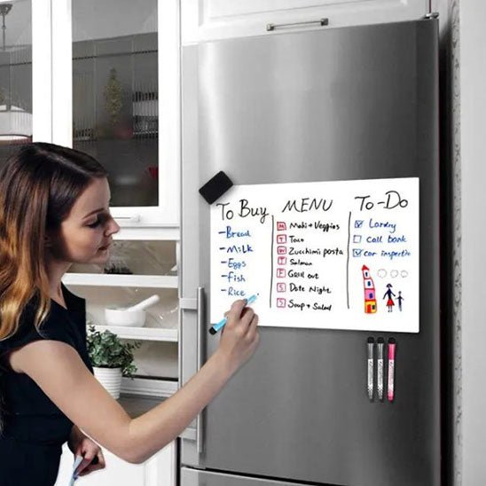 femme ecrit tableau magnetique blanc frigo cuisine