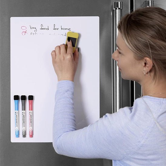 femme efface tableau magnetique blanc frigo