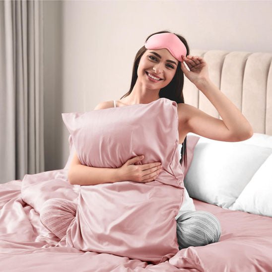 femme heureuse lit rose taie oreiller satin bandeau nuit