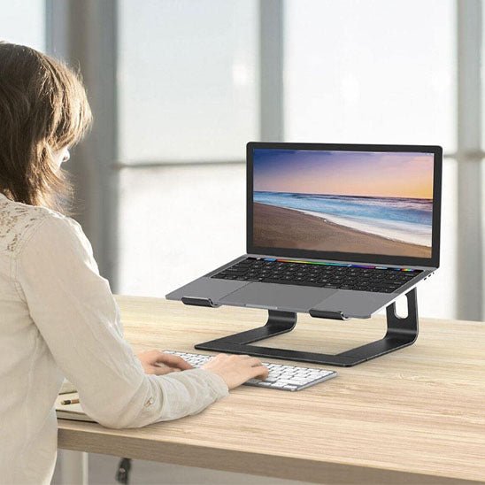 femme utilisant support ordinateur portable noir
