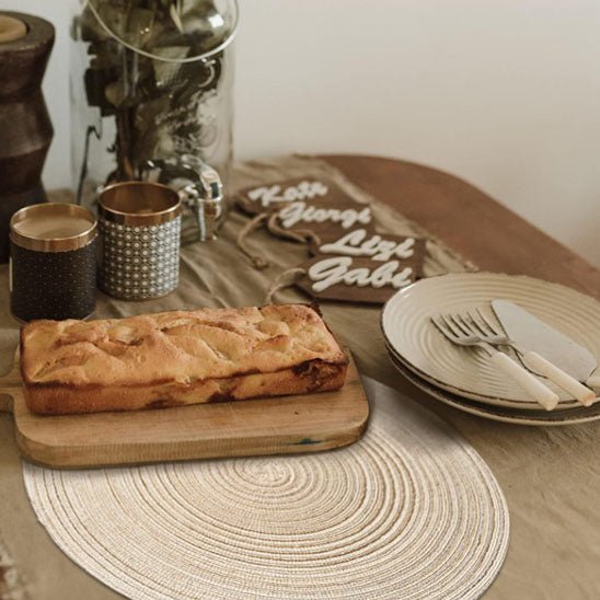 gateau maison sur planche bois set de table rond beige