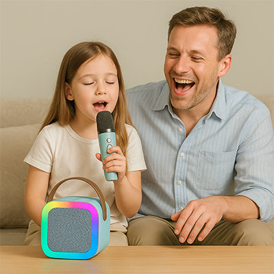 homme chantant avec micro karaoke enfant enceinte