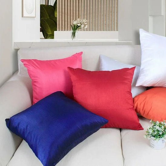housse de coussin coloree sur canape blanc