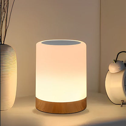 lampe de chevet bois et blanc sur table de nuit