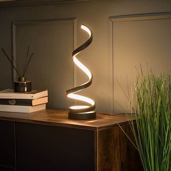 lampe de chevet led spirale sur bahut bois