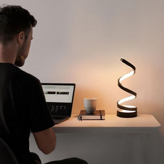 lampe de chevet led spirale sur bureau de travail