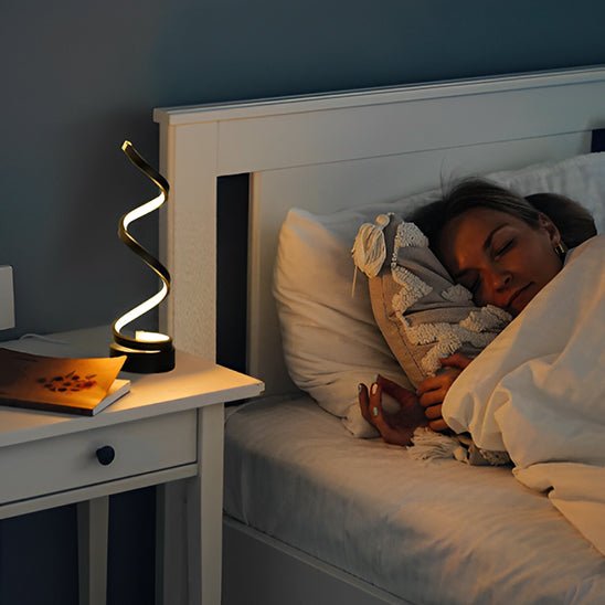 lampe de chevet led spirale sur table de chevet