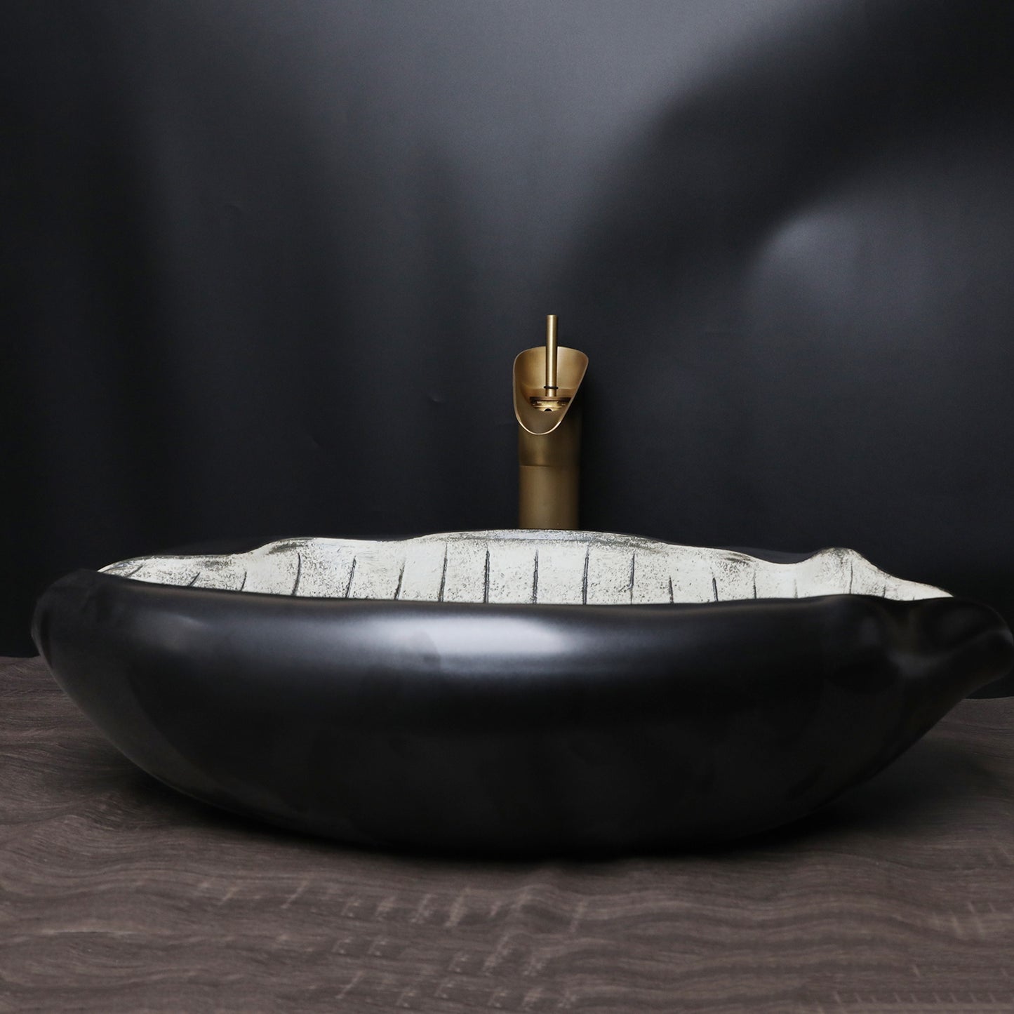 lavabo feuille ovale noir bord epais robinet dore