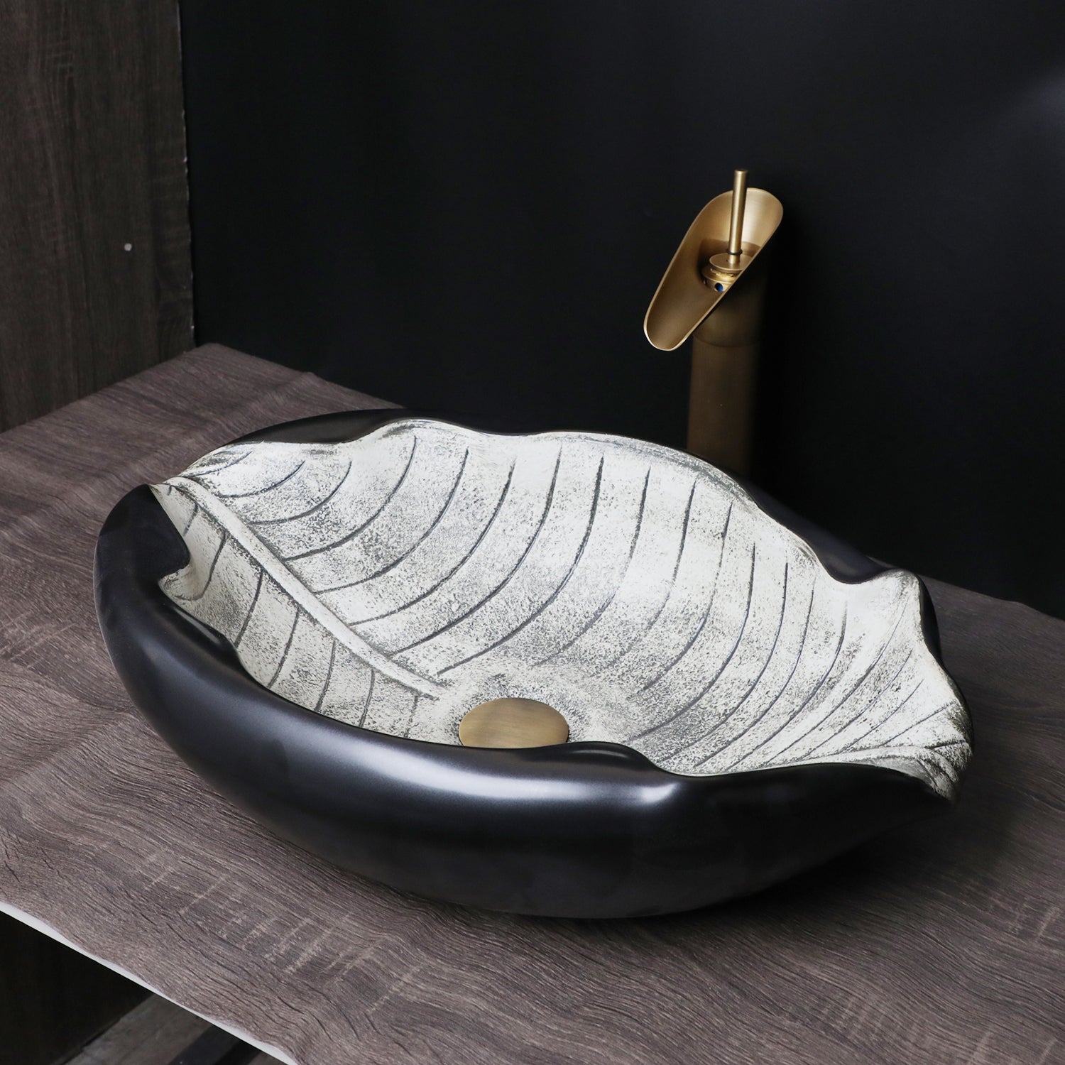 lavabo salle de bain feuille noir blanc ceramique robinet dore plan bois