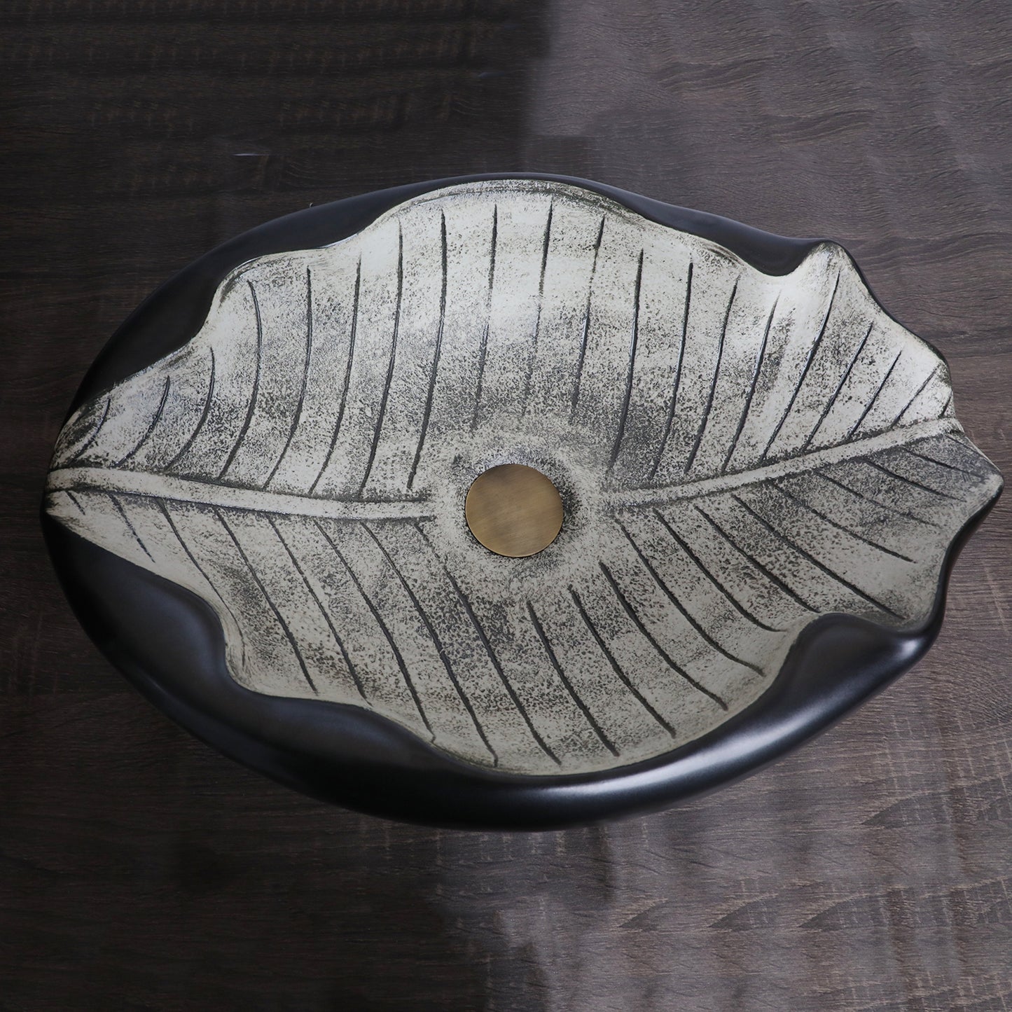 lavabo salle de bain feuille ovale beige bord noir vue dessus